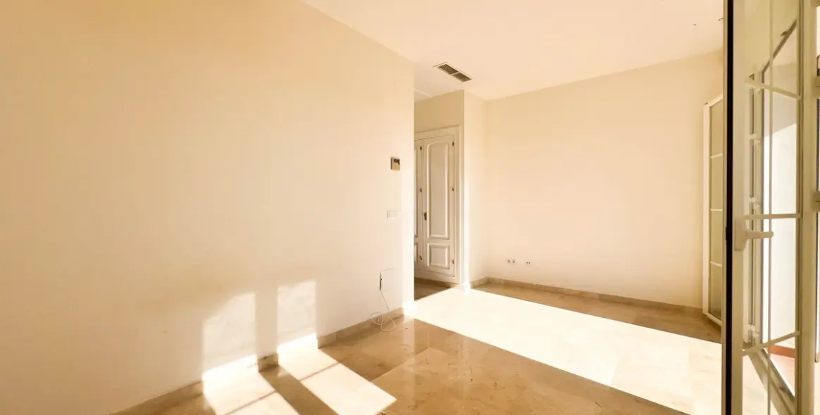 Sale of detached villa in La Quinta 23