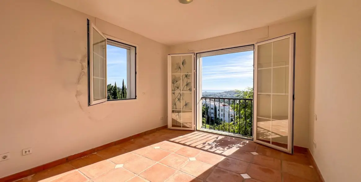 Sale of detached villa in La Quinta 25