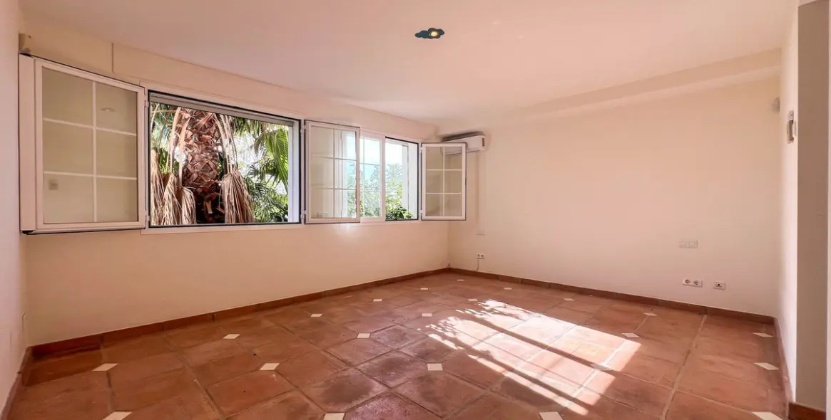 Sale of detached villa in La Quinta 29