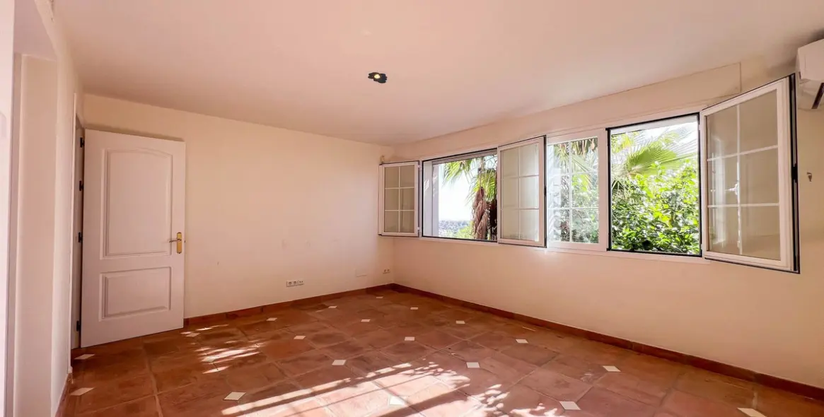 Sale of detached villa in La Quinta 30