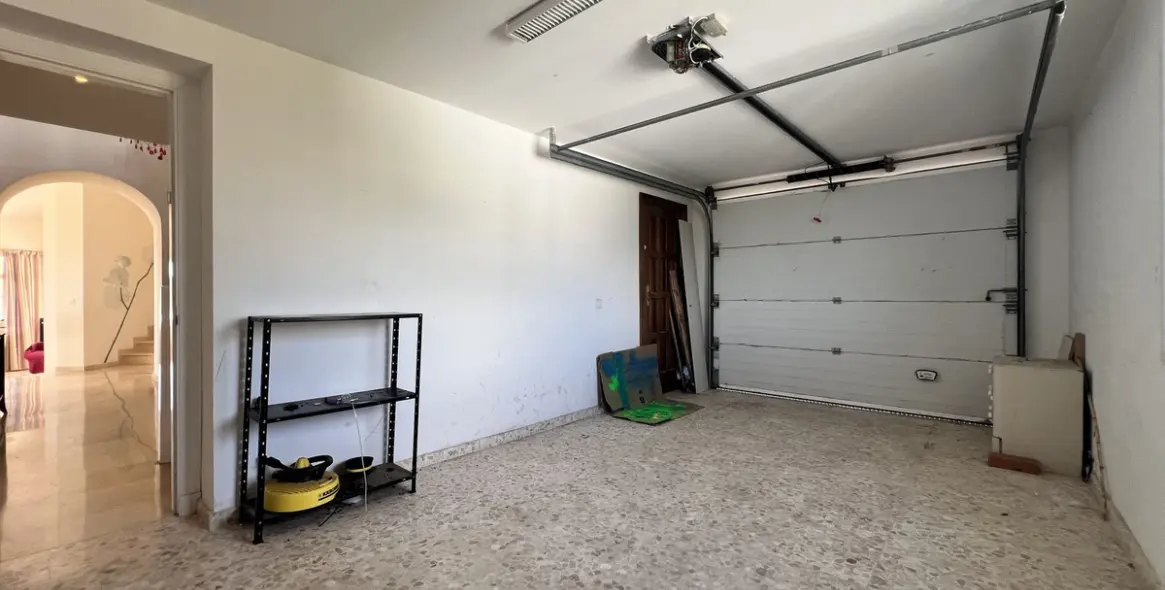 Sale of detached villa in La Quinta 36