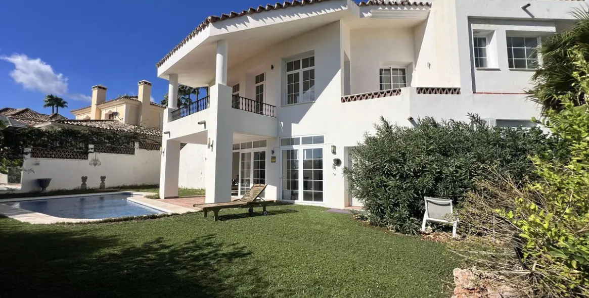 Sale of detached villa in La Quinta 38