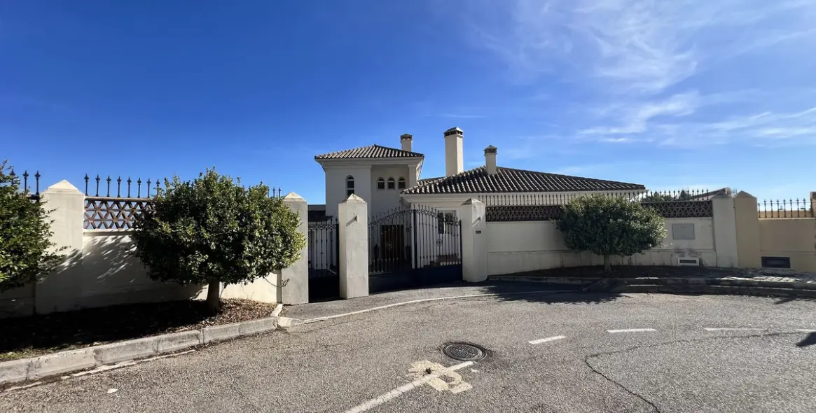 Sale of detached villa in La Quinta 39
