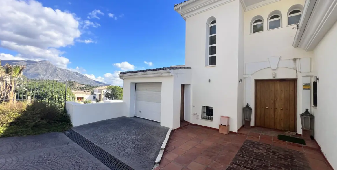 Sale of detached villa in La Quinta 40