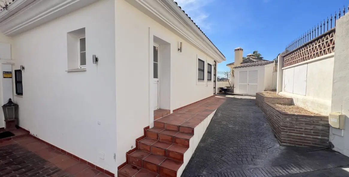 Sale of detached villa in La Quinta 41