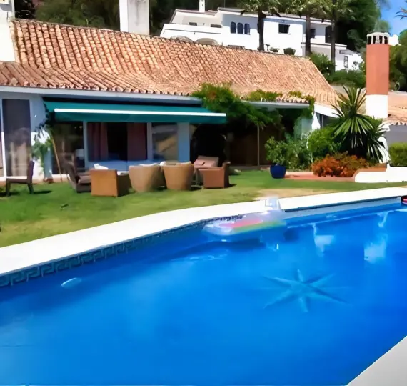 Venta de villa independiente en Nueva Andalucía