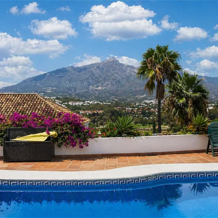 Venta de villa independiente en Nueva Andalucía