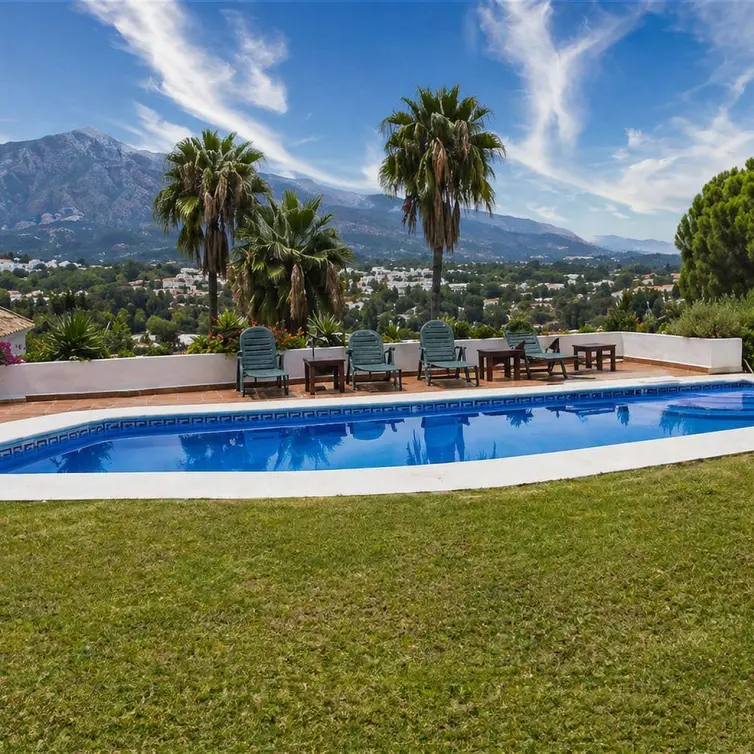 Venta de villa independiente en Nueva Andalucía