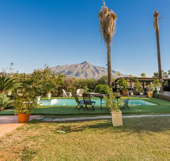 Продажа  отдельно стоящей виллы в Las Brisas