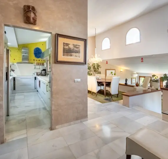 Продажа  отдельно стоящей виллы в Las Brisas