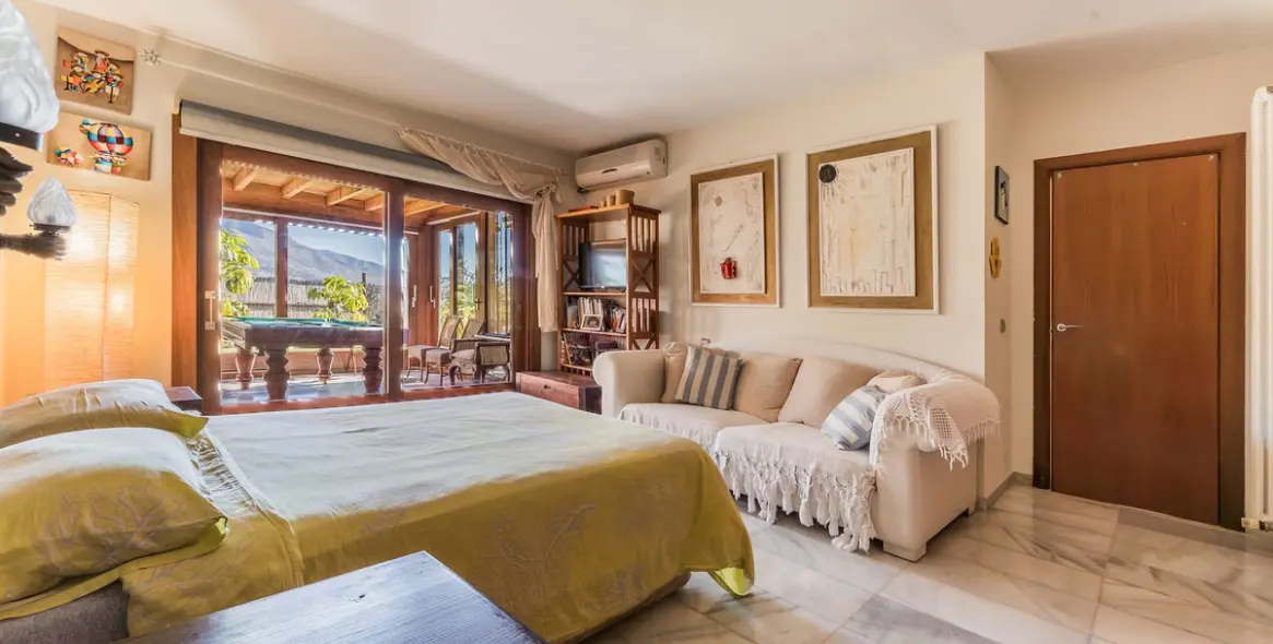 Sale of detached villa in Las Brisas 7