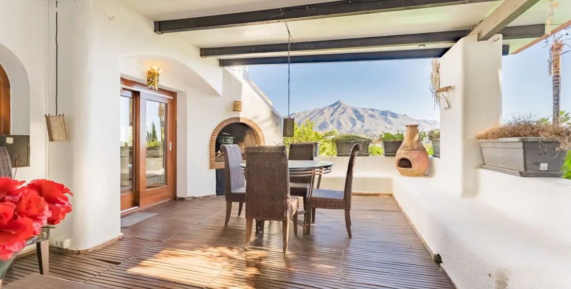 Sale of detached villa in Las Brisas 2