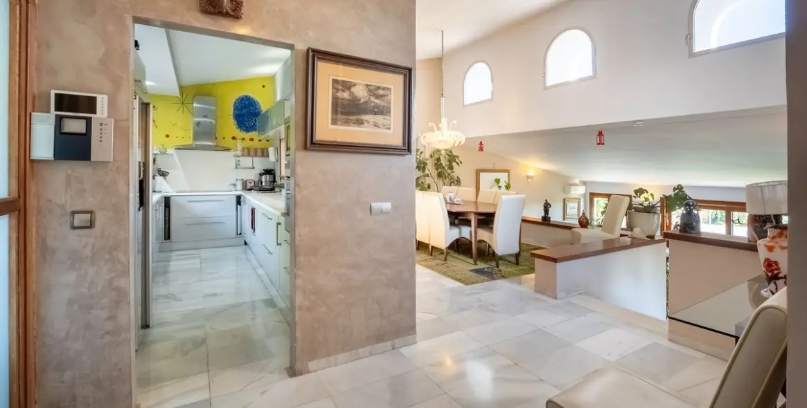 Sale of detached villa in Las Brisas 4