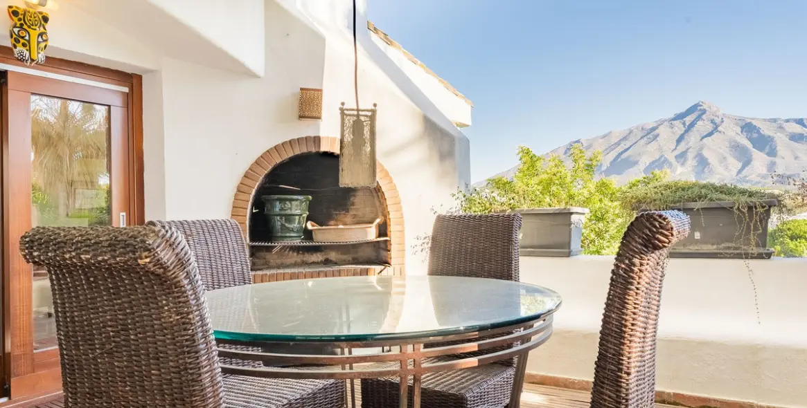 Sale of detached villa in Las Brisas 6