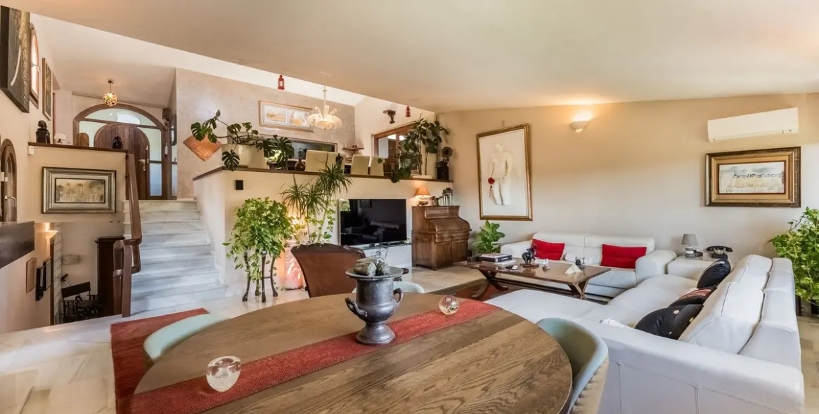 Sale of detached villa in Las Brisas 10