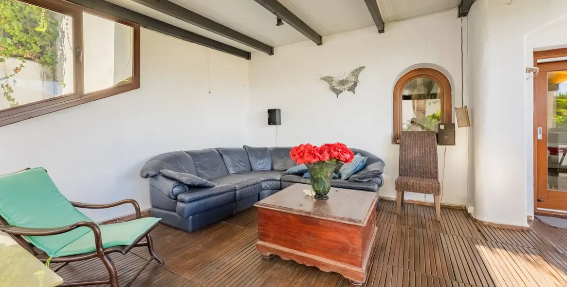 Sale of detached villa in Las Brisas 25