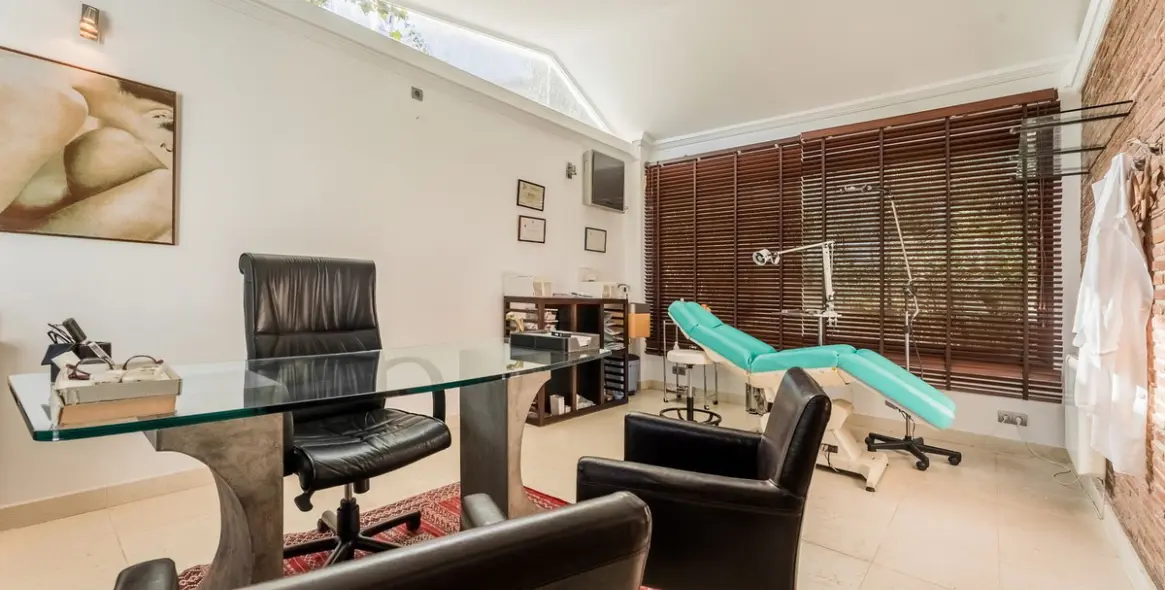 Sale of detached villa in Las Brisas 30