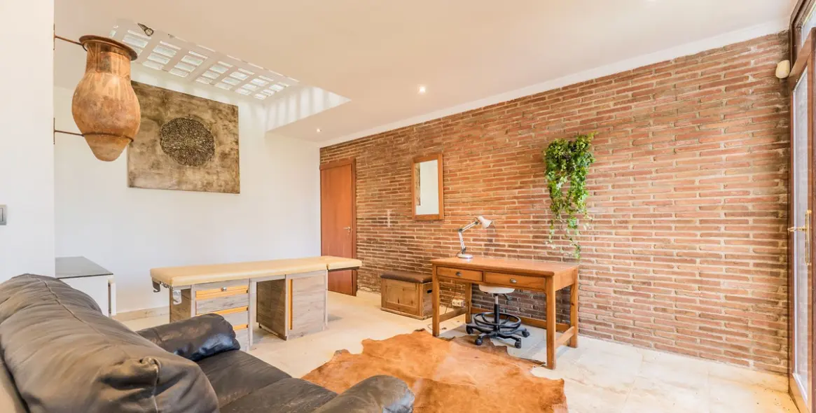 Sale of detached villa in Las Brisas 31