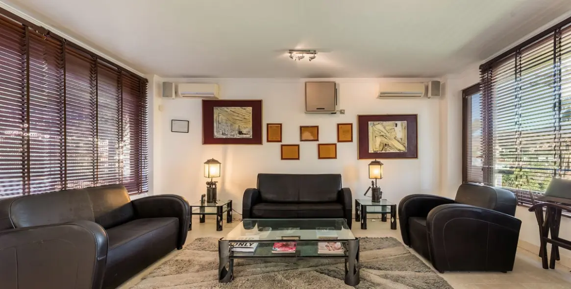 Sale of detached villa in Las Brisas 32