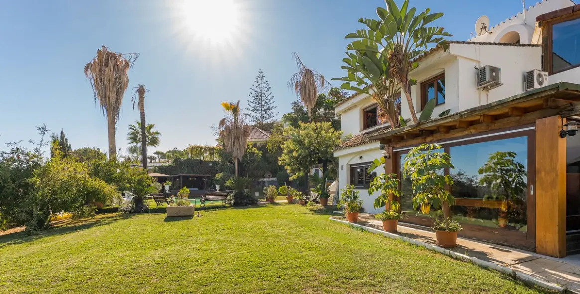 Sale of detached villa in Las Brisas 38