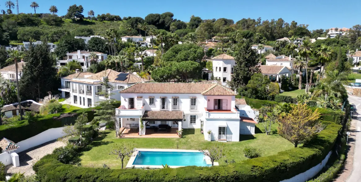 Sale of detached villa in Las Brisas 1