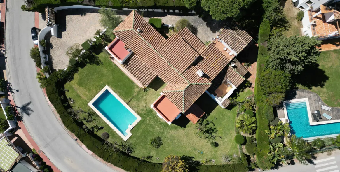 Sale of detached villa in Las Brisas 2