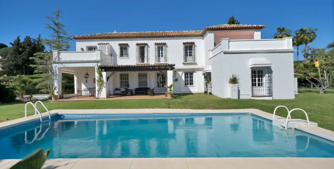 Sale of detached villa in Las Brisas 3