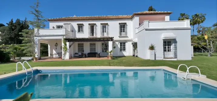 Sale of detached villa in Las Brisas 2