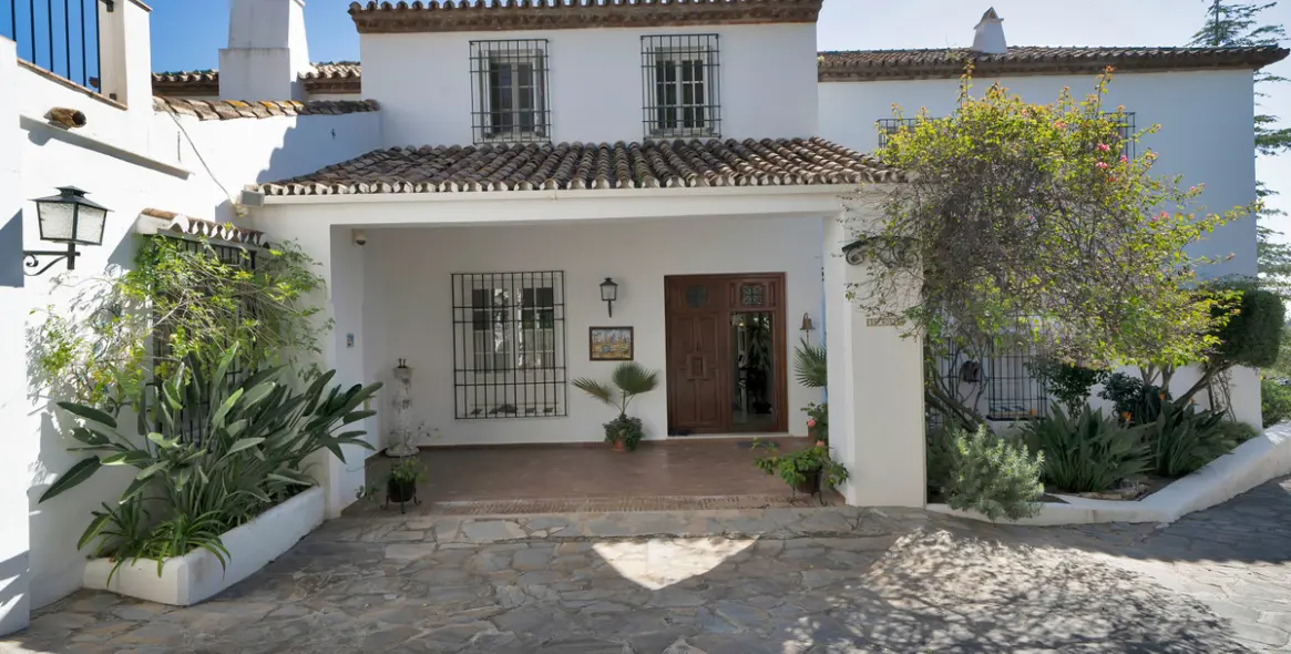 Sale of detached villa in Las Brisas 4