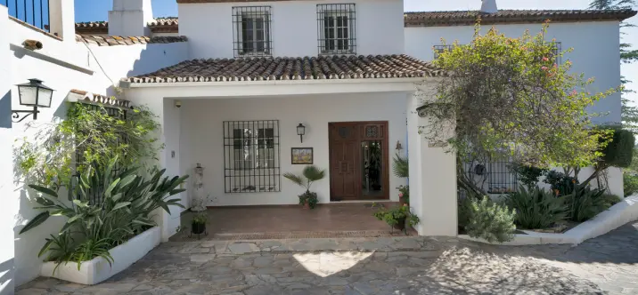 Sale of detached villa in Las Brisas 3