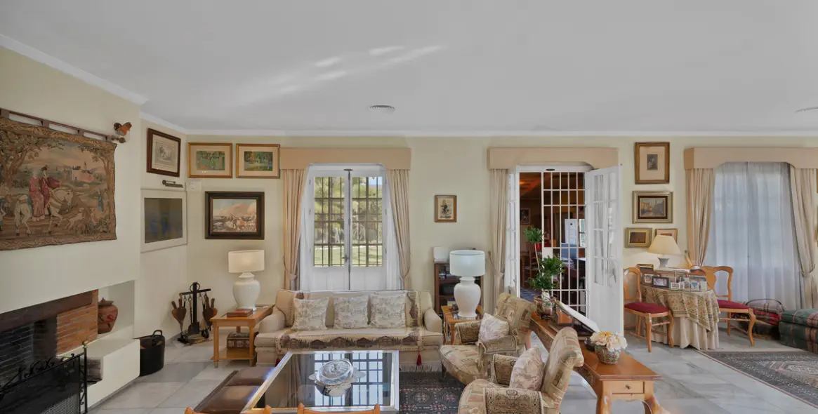 Sale of detached villa in Las Brisas 6