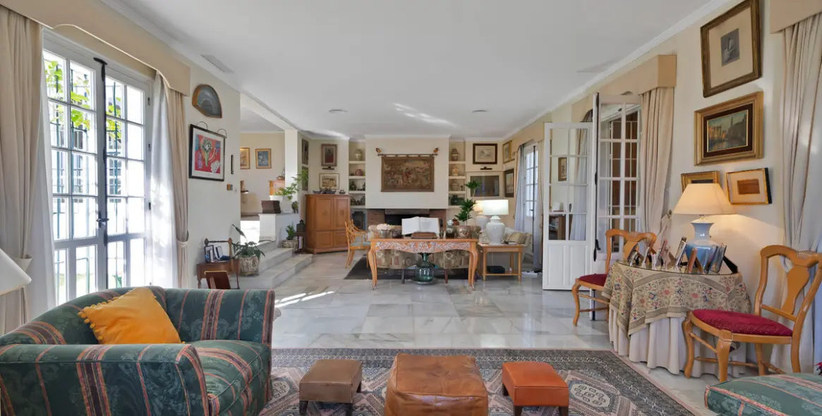 Sale of detached villa in Las Brisas 7