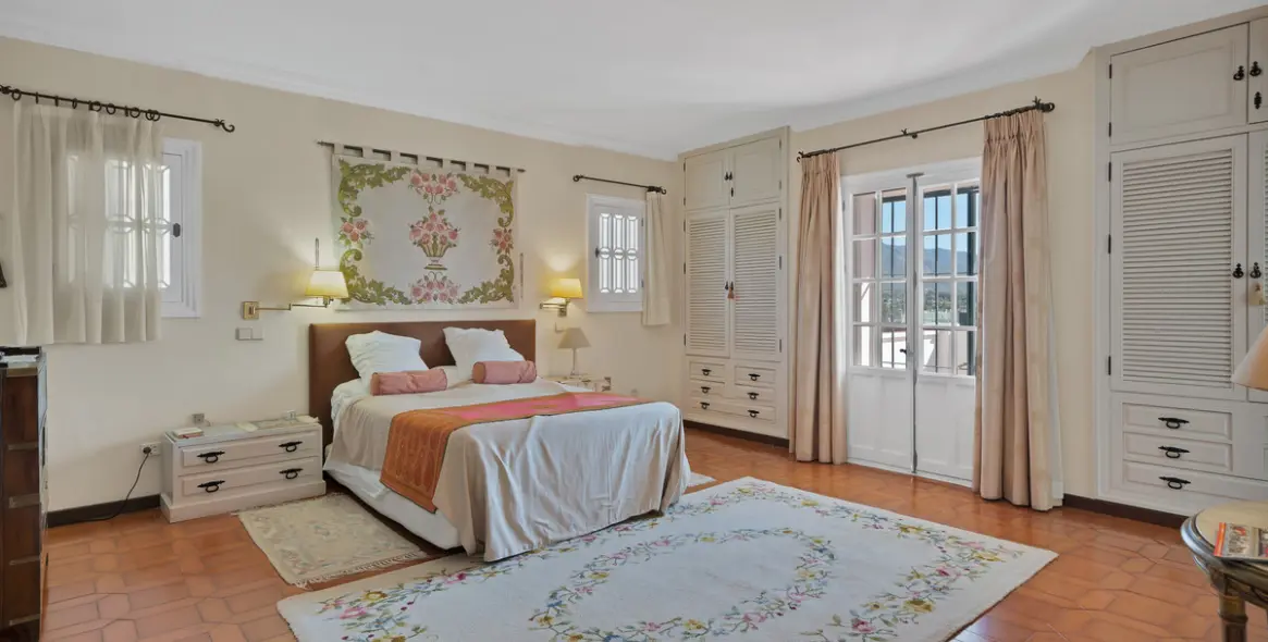 Sale of detached villa in Las Brisas 17