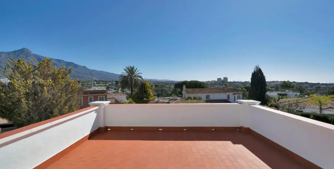 Sale of detached villa in Las Brisas 18
