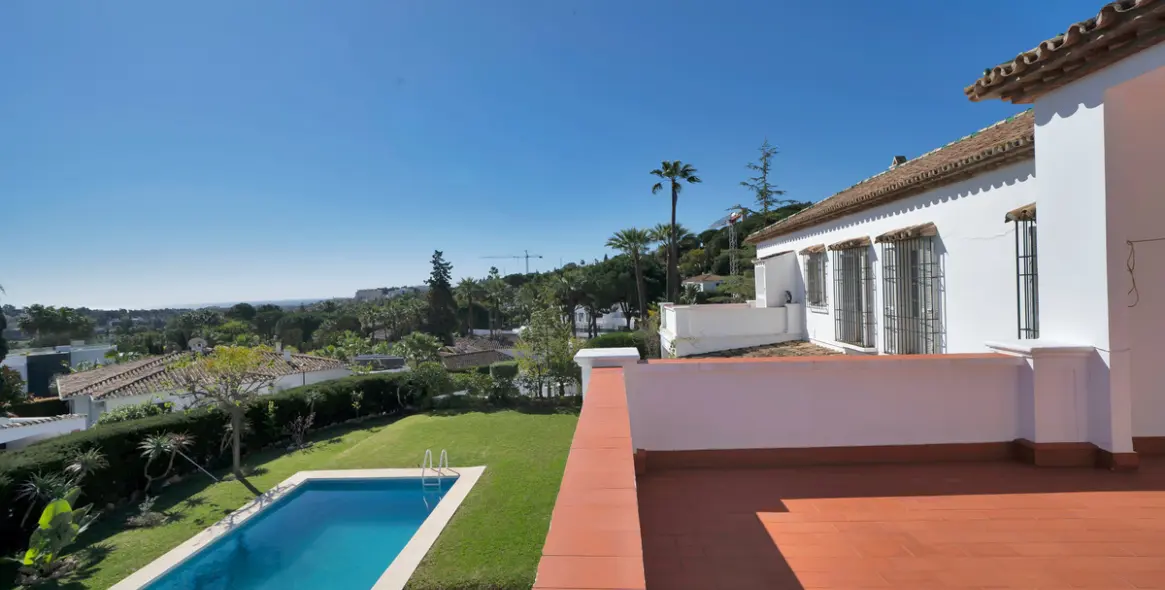 Sale of detached villa in Las Brisas 19