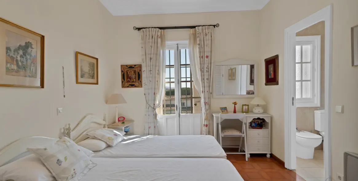 Sale of detached villa in Las Brisas 25