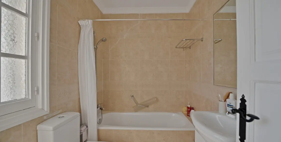 Sale of detached villa in Las Brisas 26