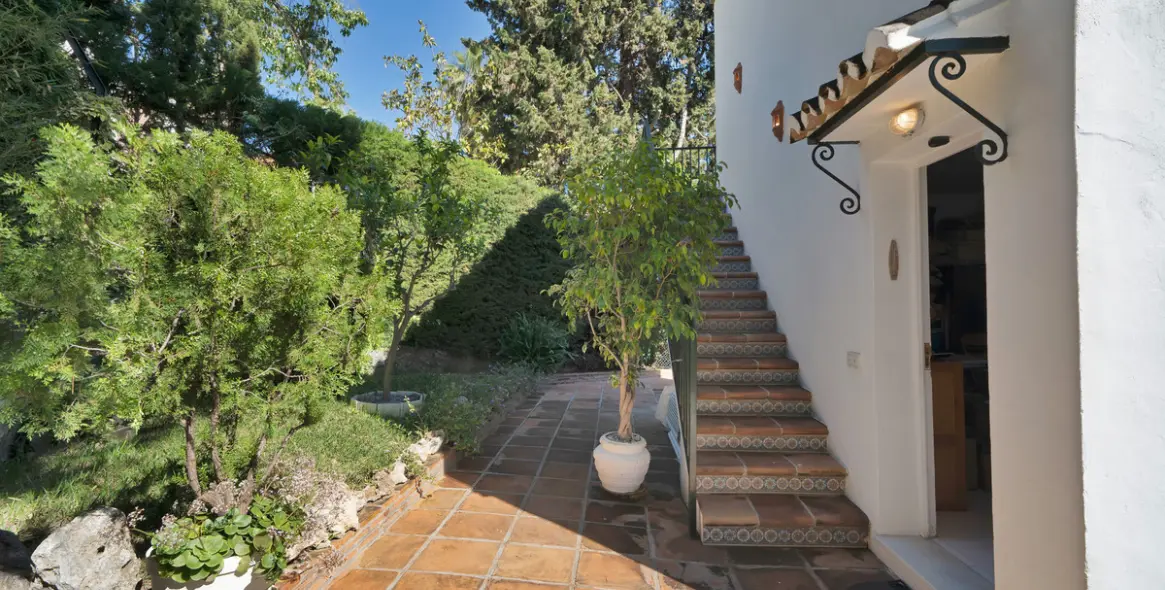 Sale of detached villa in Las Brisas 30