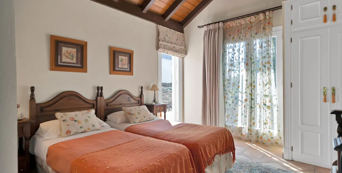 Sale of detached villa in Las Brisas 31