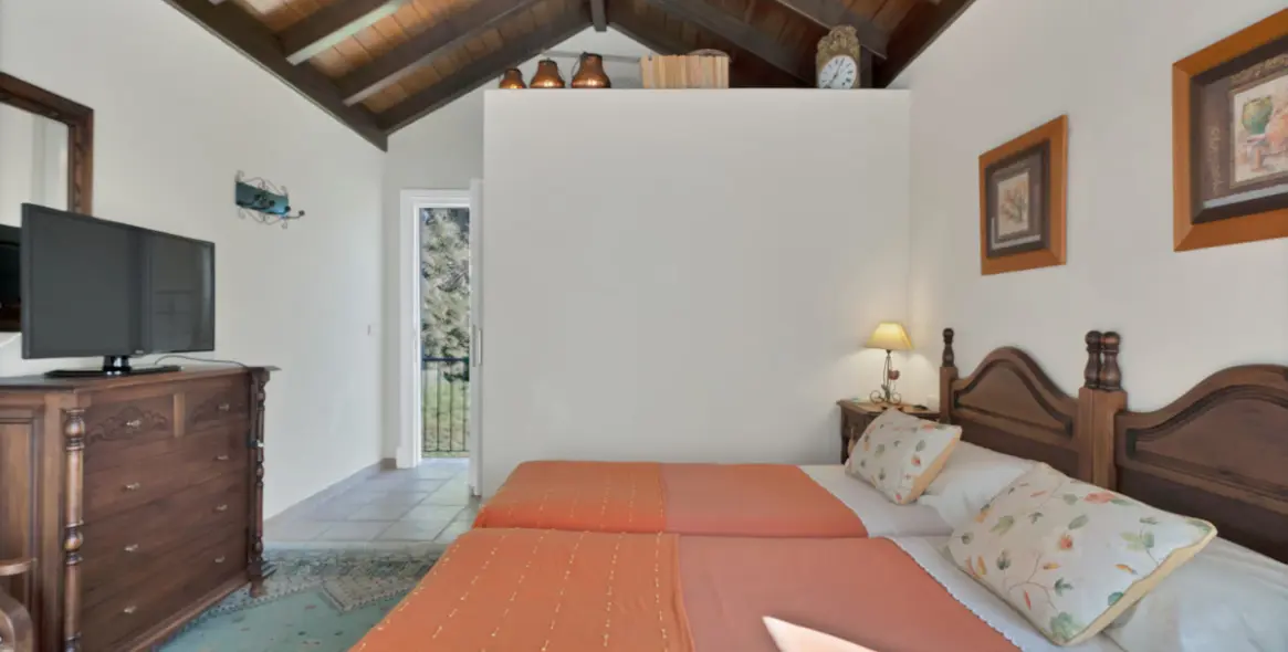 Sale of detached villa in Las Brisas 32