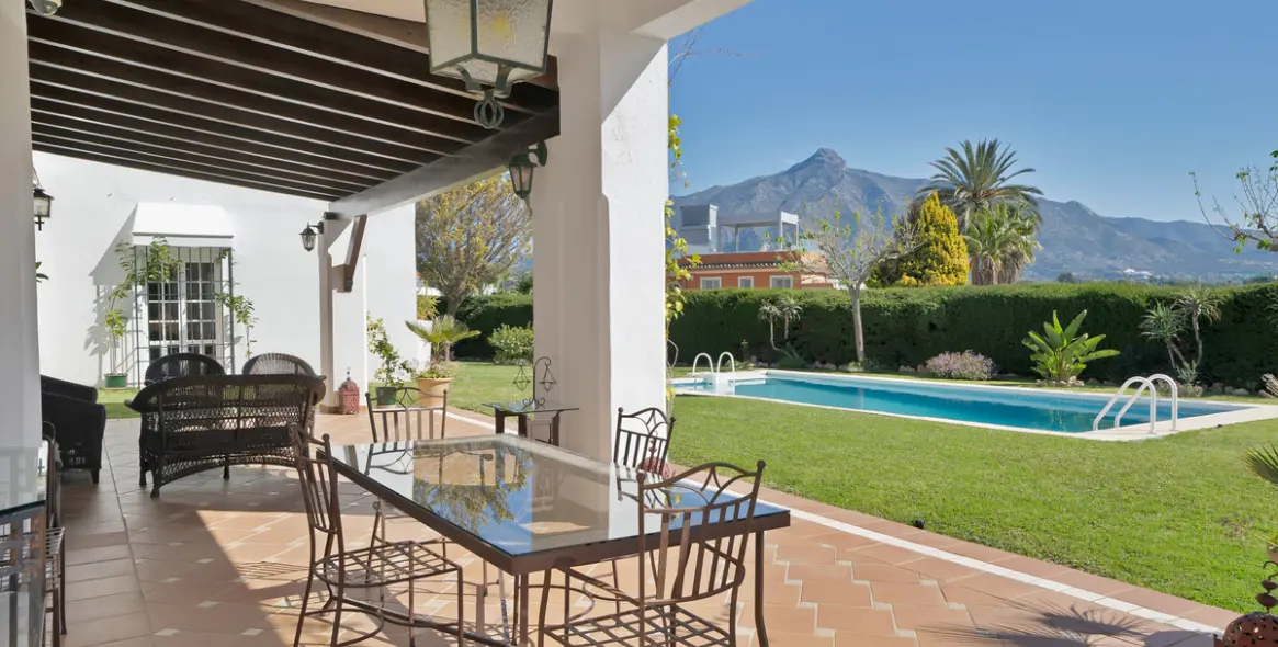 Sale of detached villa in Las Brisas 35