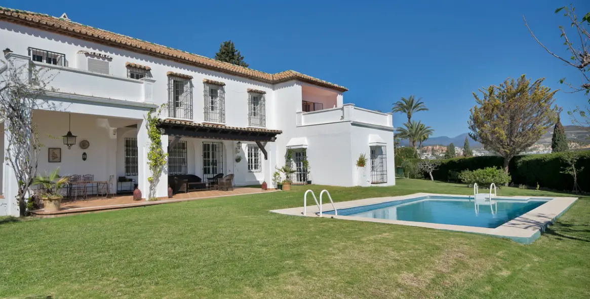 Sale of detached villa in Las Brisas 37