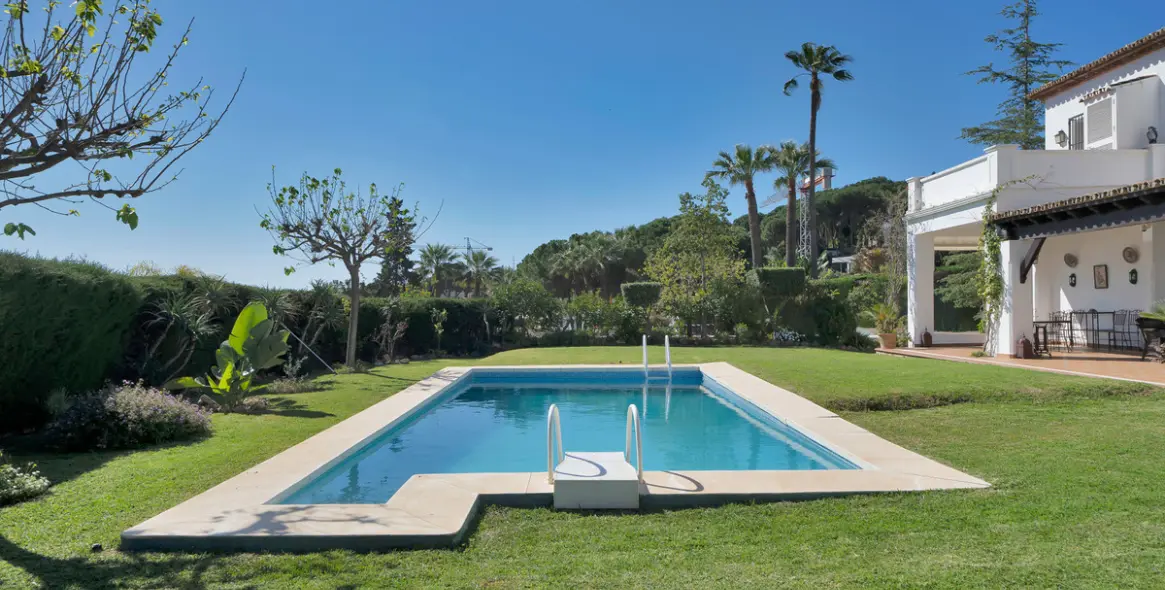 Sale of detached villa in Las Brisas 39