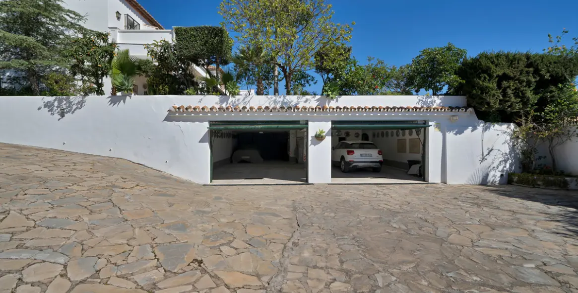 Sale of detached villa in Las Brisas 40