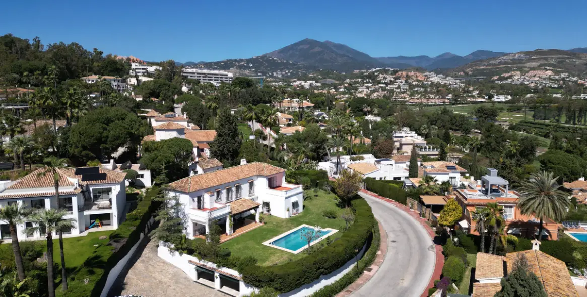 Sale of detached villa in Las Brisas 41