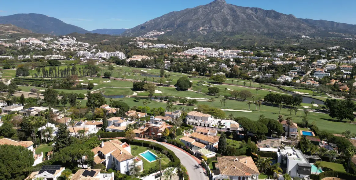 Sale of detached villa in Las Brisas 43