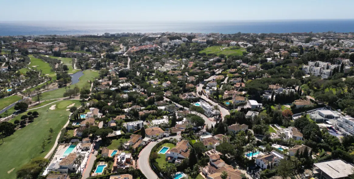 Sale of detached villa in Las Brisas 44