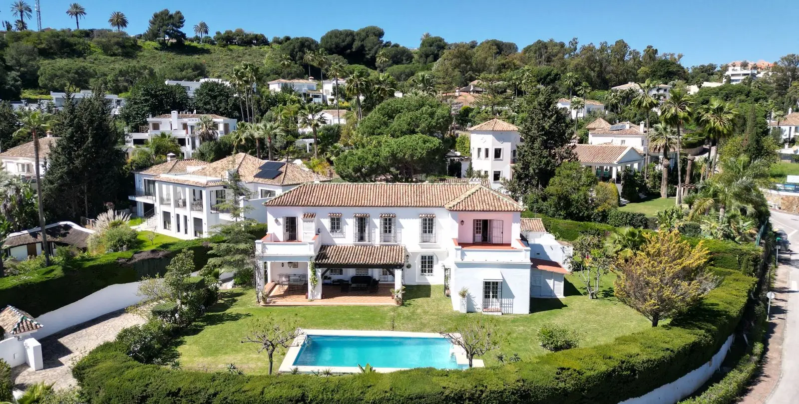 Продажа  отдельно стоящей виллы в Las Brisas 1
