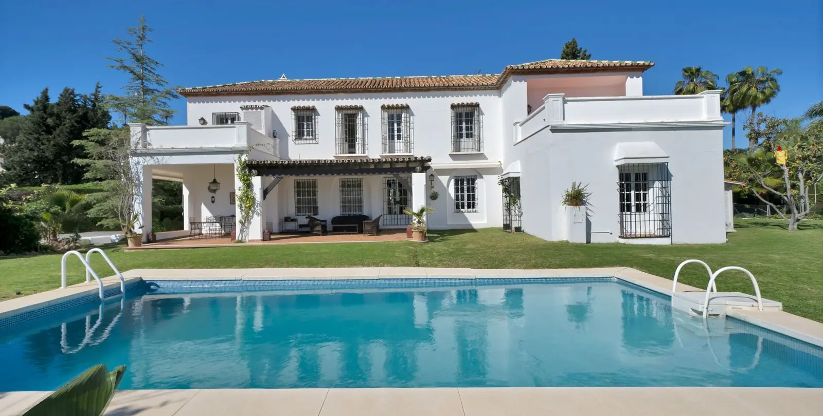 Продажа  отдельно стоящей виллы в Las Brisas 3