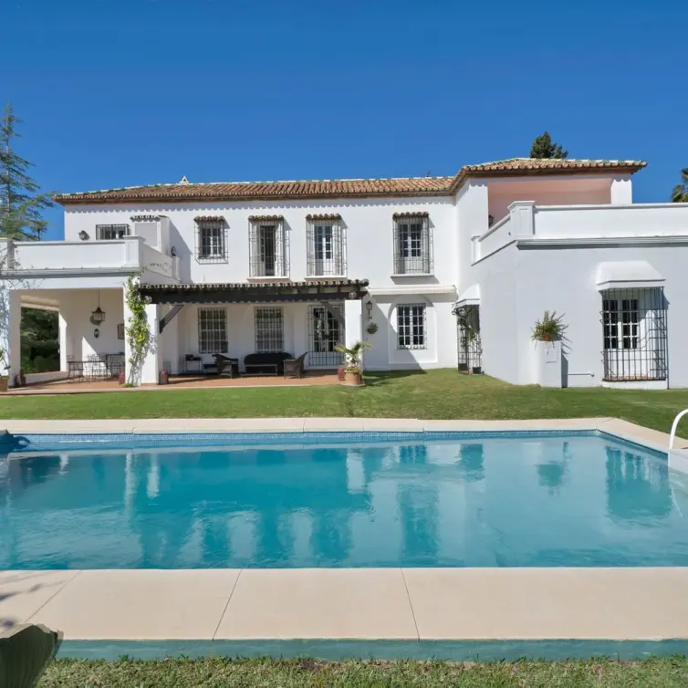 Продажа  отдельно стоящей виллы в Las Brisas